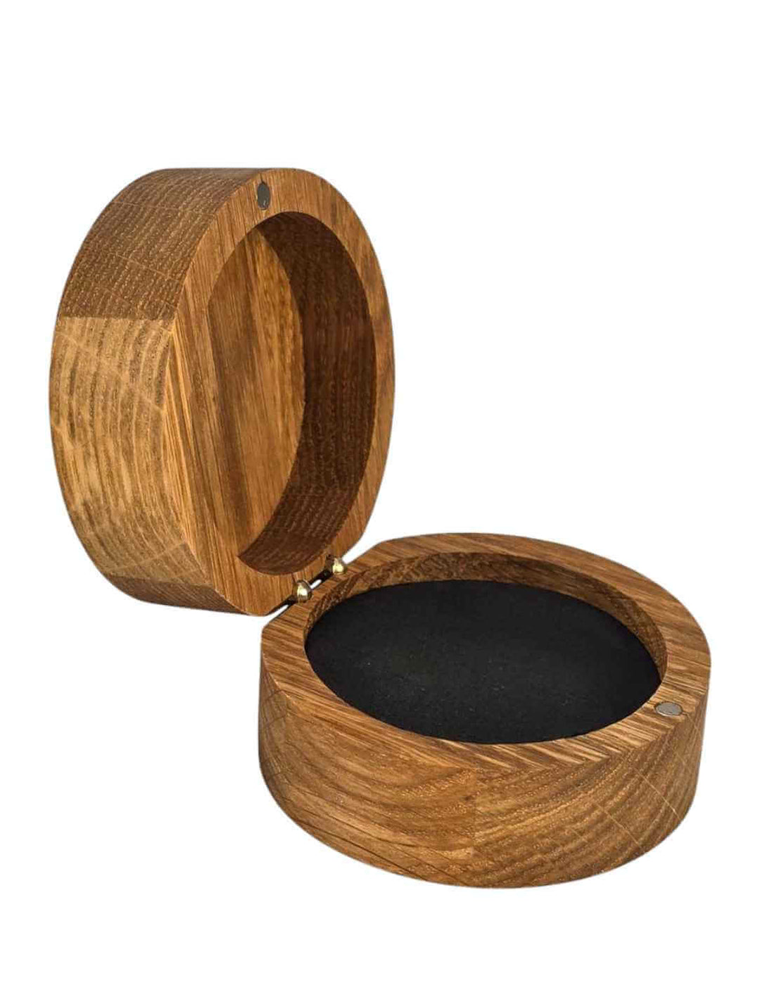 Halb geöffnete Eichenholz-Schmuckdose mit Herzgravur