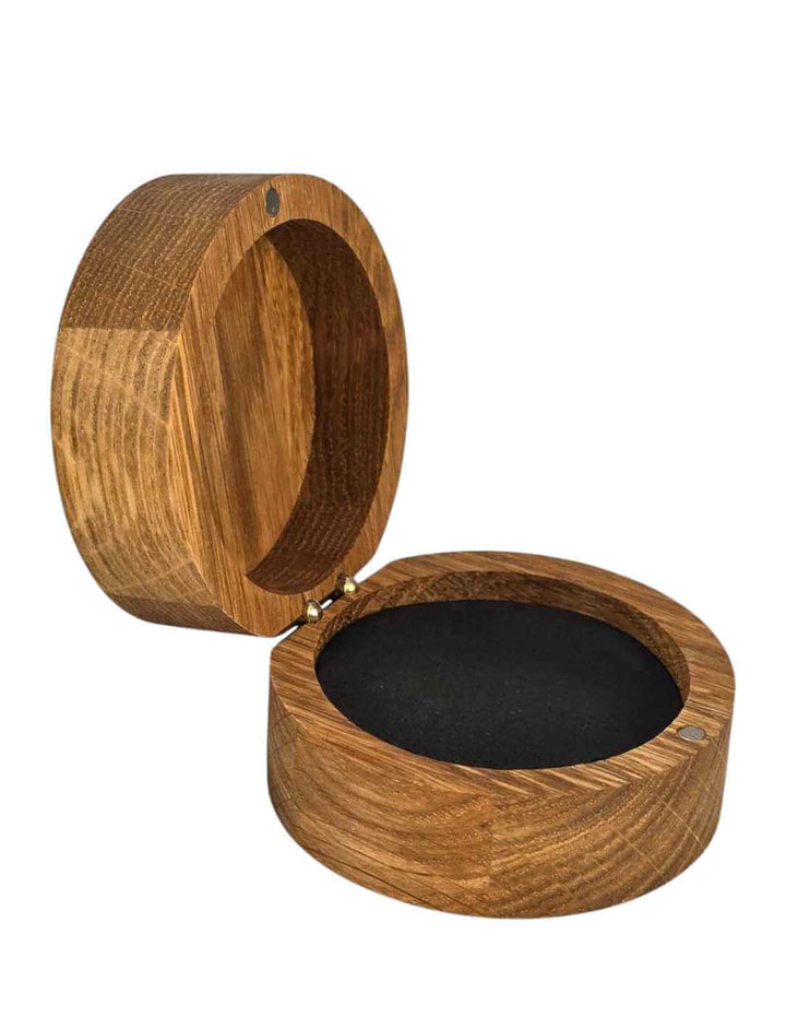 Halb geöffnete Eichenholz-Schmuckdose mit Herzgravur