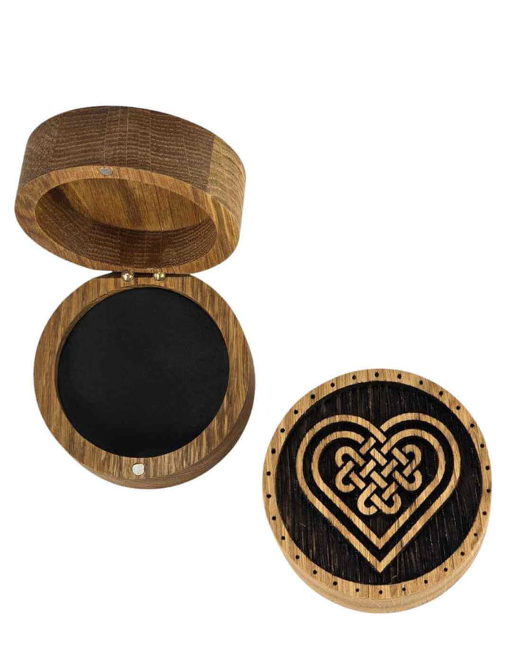 Geöffnete Schmuckdose mit Herzsymbol und schwarzer Polsterung