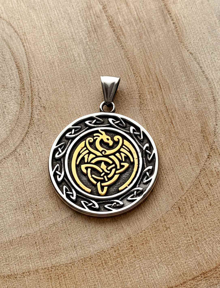 Goldener Drachenschild Anhänger aus Edelstahl mit nordischem Muster und goldenem Drachenmotiv auf Holzuntergrund