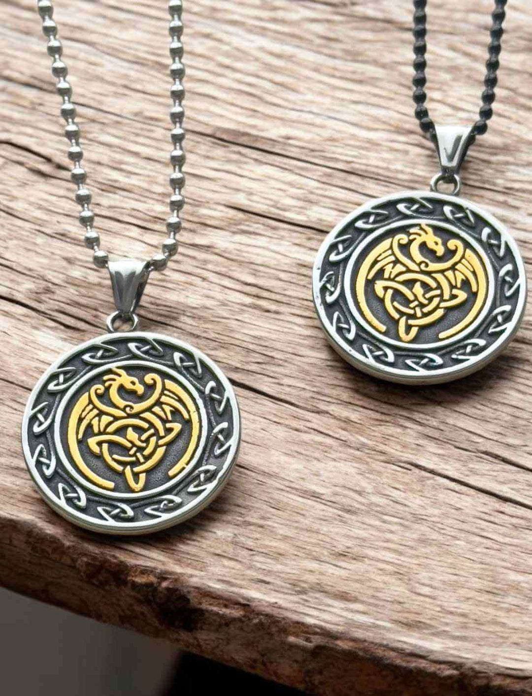 Zwei Goldener Drachenschild Amulette mit Kette, detailreiche keltische Gravuren und goldfarbenes Drachenmotiv