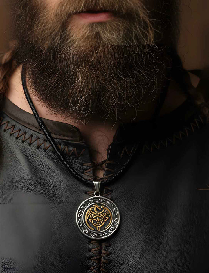 Goldener Drachenschild Anhänger am Hals getragen, nordisches Amulett mit goldenem Drachenmotiv