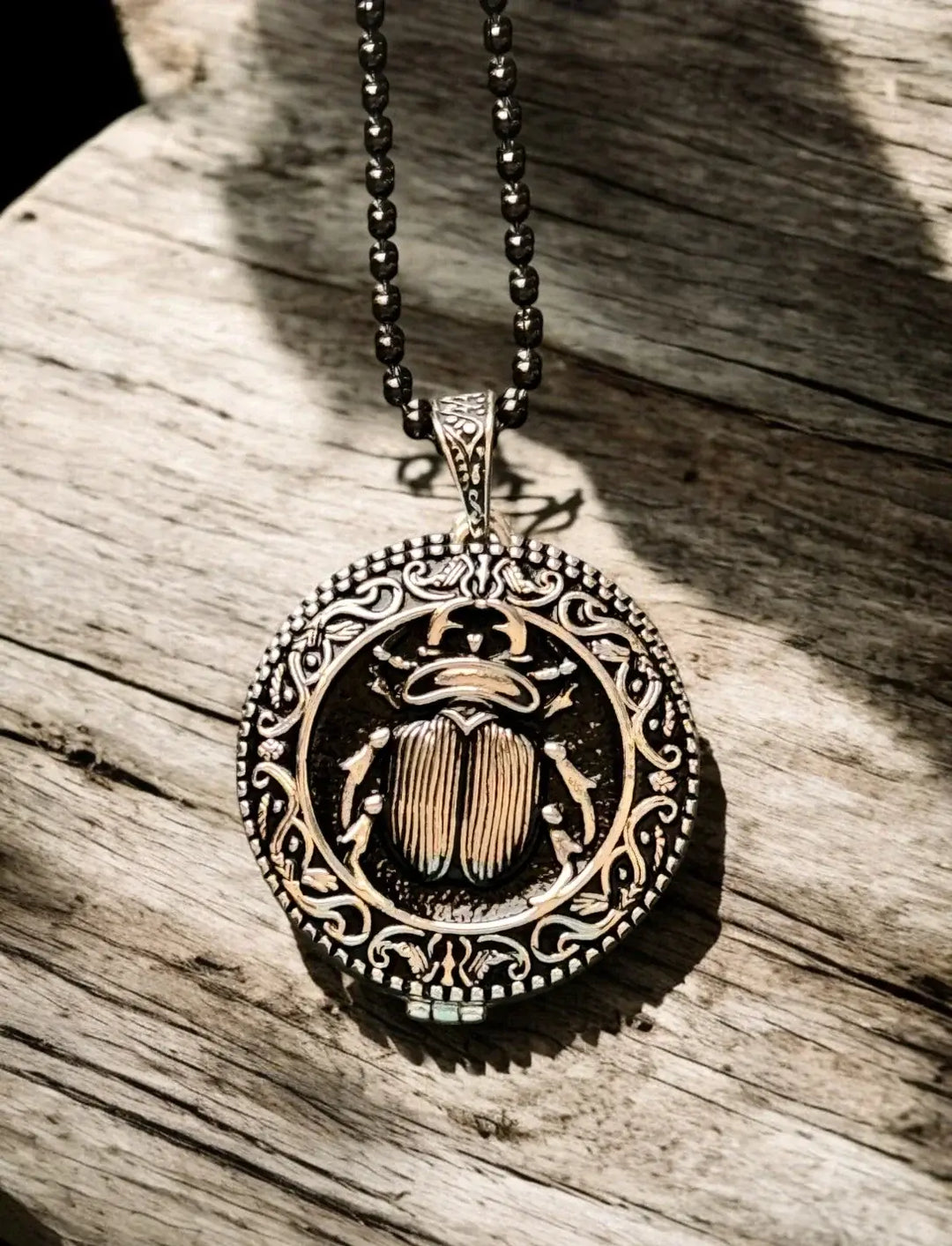 Skarabäus der Dämmerung mit schwarzer Kugelkette – stilvoll, bedeutungsvoll, legendär