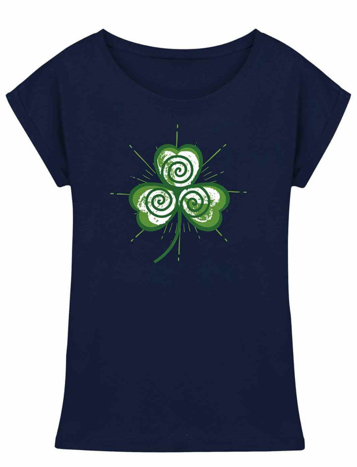 Trifolia Mystica Damen Extended Shoulder Shirt in Navy mit keltischem Kleeblatt-Motiv aus Spiralen – moderne Flatlay-Darstellung