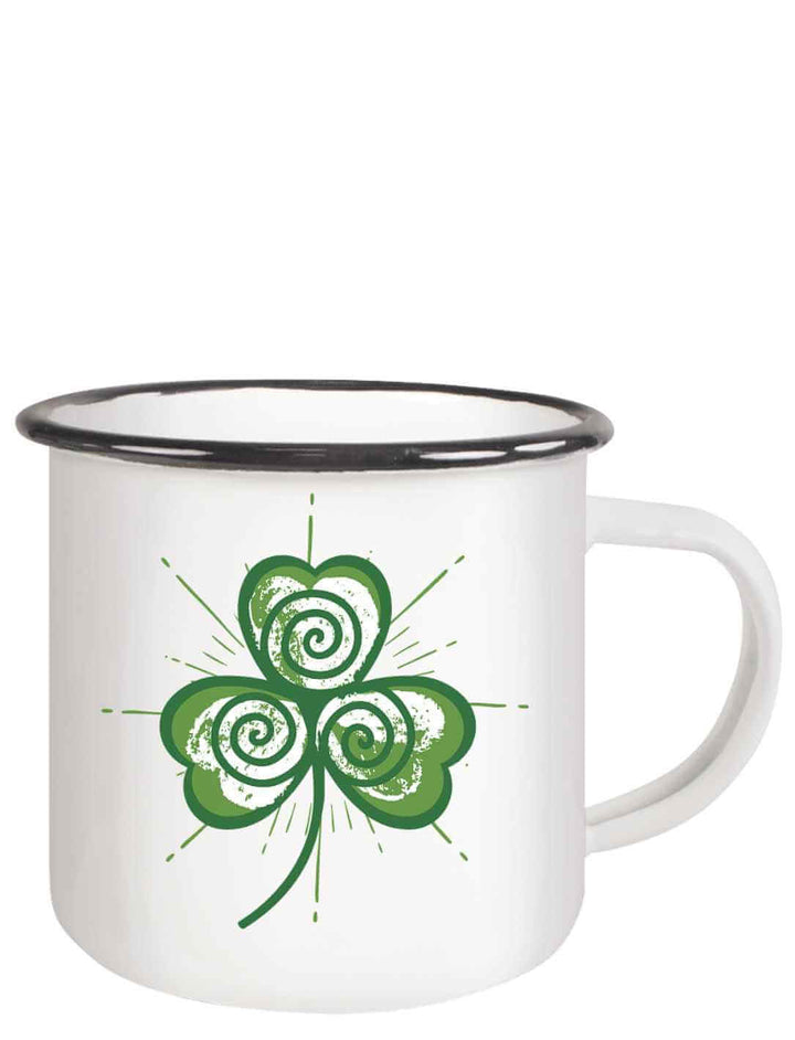 Weiße Emaille-Tasse mit schwarzem Rand, grünes keltisches Kleeblattmotiv frontal sichtbar, Henkel nach rechts ausgerichtet.