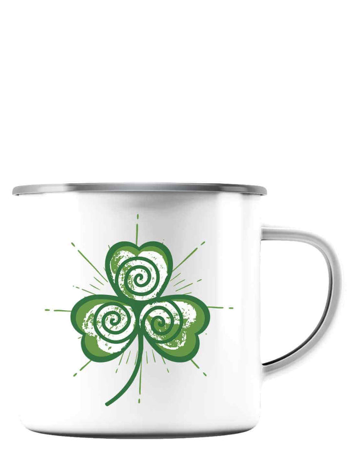 Weiße Emaille-Tasse mit silbernem Rand, grünes Spiral-Kleeblatt mittig sichtbar, Henkel nach links gerichtet.