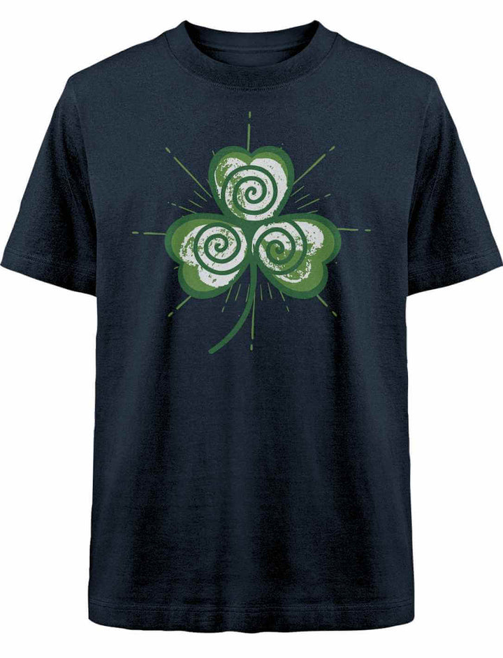Dunkelblaues Oversized Shirt mit Triskele-inspiriertem Kleeblatt-Motiv in Grün und Weiß – mystischer Look.