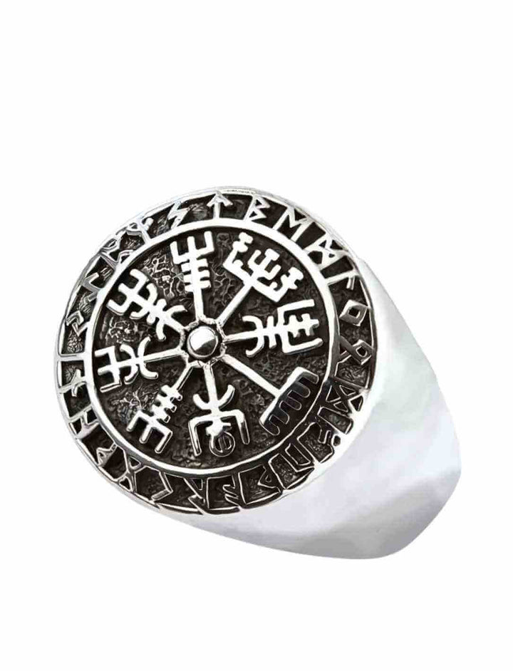 Silberring mit Vegvísir-Symbol, umgeben von Runenalphabet, fotografiert auf weißem Hintergrund. Perfekter Ring für Fans nordischer Mythologie.