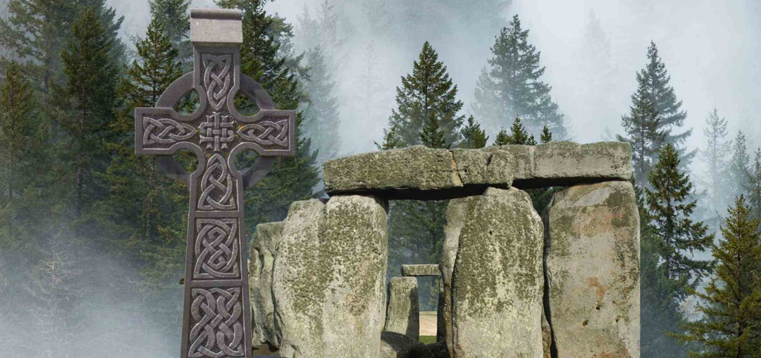 Celtic Collection bei Runental.de Steinkreis und keltisches Kreuz im nebligen Wald.