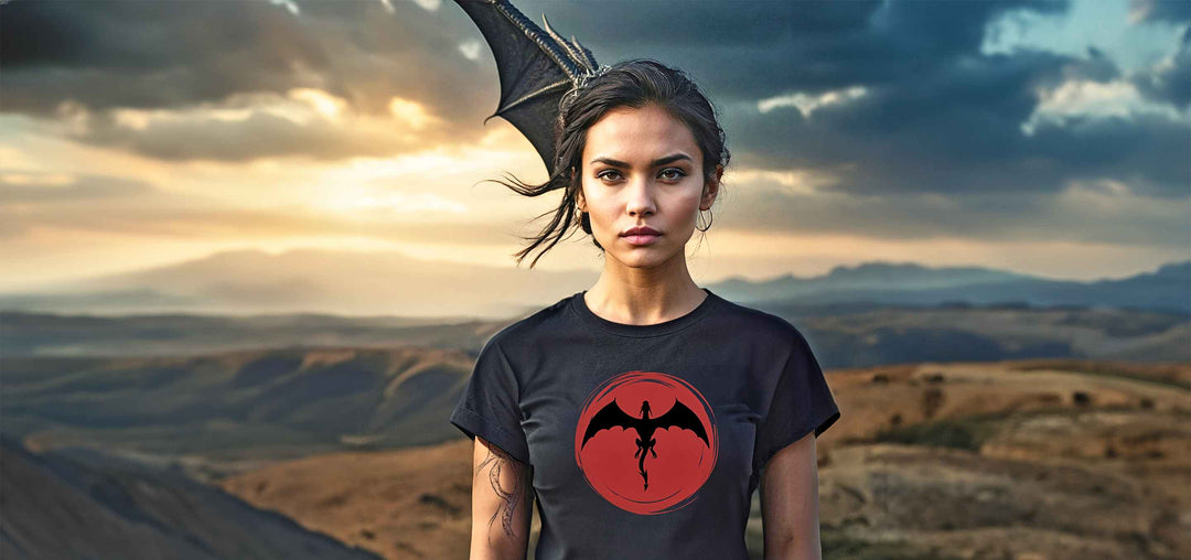 Saga of the dragon Collection - Kategoriebild der Drachenkollektion. Junge Frau trägt in Wüstenlandschaft ein Saga of the Dragon T-Shirt. Am Himmel kreist ein Drache.