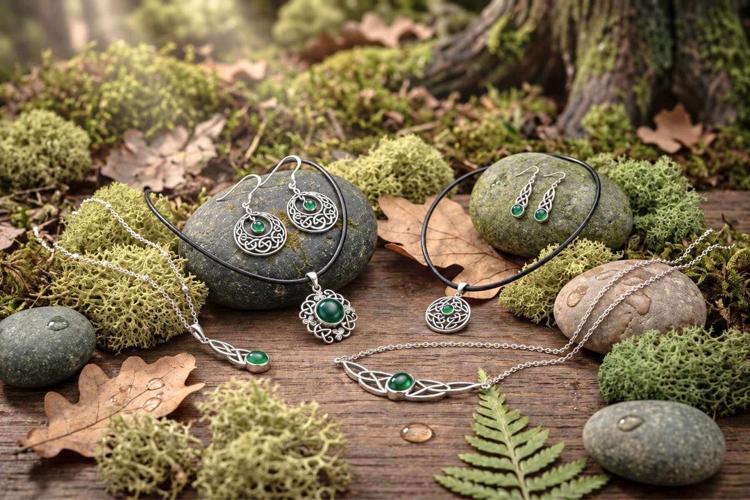 Achat Schmuck aus 925 Silber mit grünem Achat – Anhänger, Ohrhänger und Ketten mit keltischem Knoten auf Moos - Runental.de