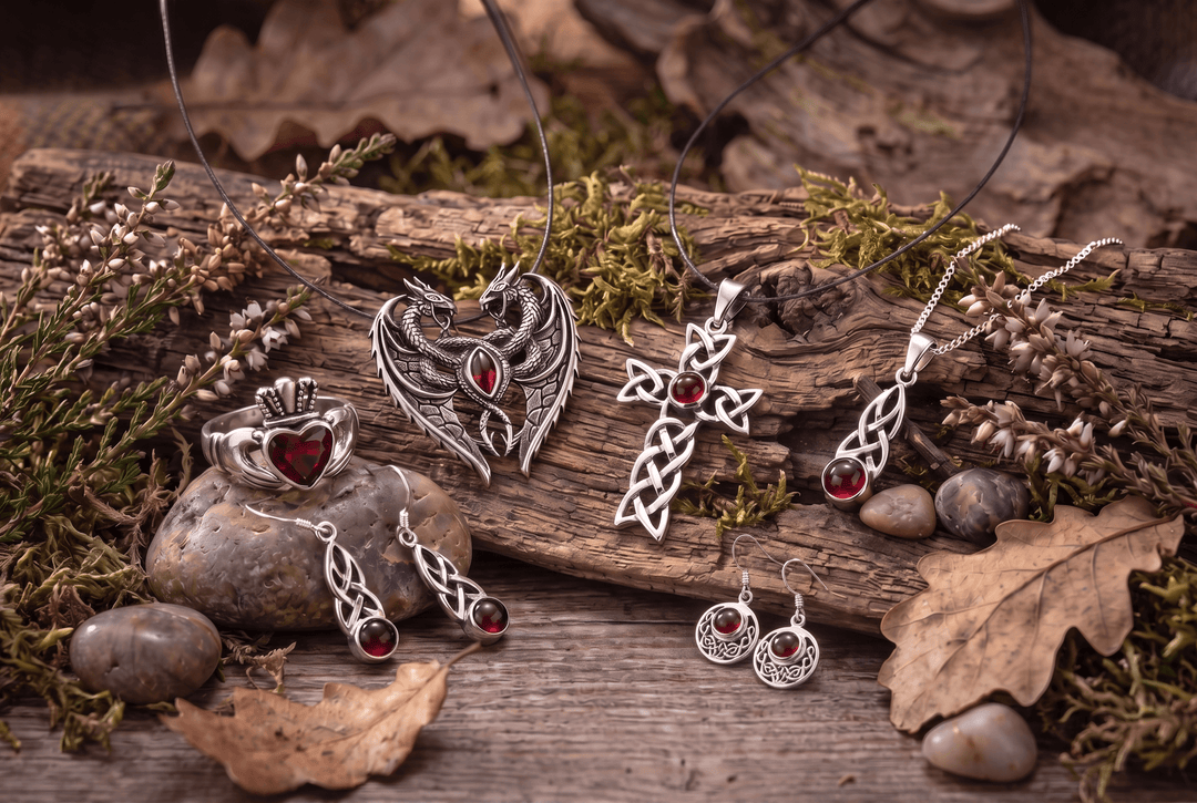 Keltischer Granat Schmuck aus Silber: Claddagh Ring, Drachenanhänger, Keltenkreuz und Ohrhänger mit rotem Granat auf Treibholz und Moos
