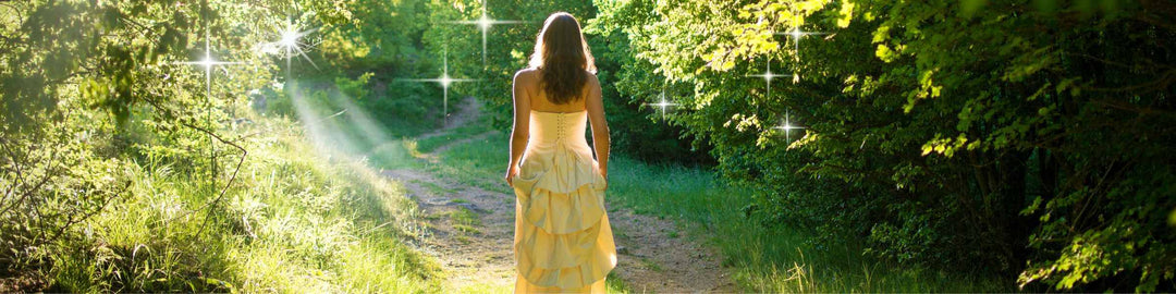 Frau läuft auf einem mystischen Weg durch den Wald.
