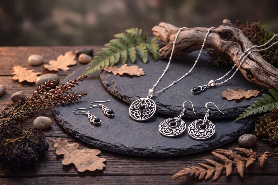 Onyx Schmuck von Runental auf Schieferplatte mit Farn und Eichenlaub – keltische Knoten-Anhänger und Ohrhänger aus Silber mit schwarzem Onyx