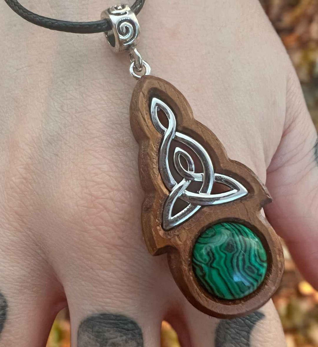 Junge Frau hält die 'Achat des Druiden' Holzkette in der Hand - Runental.de