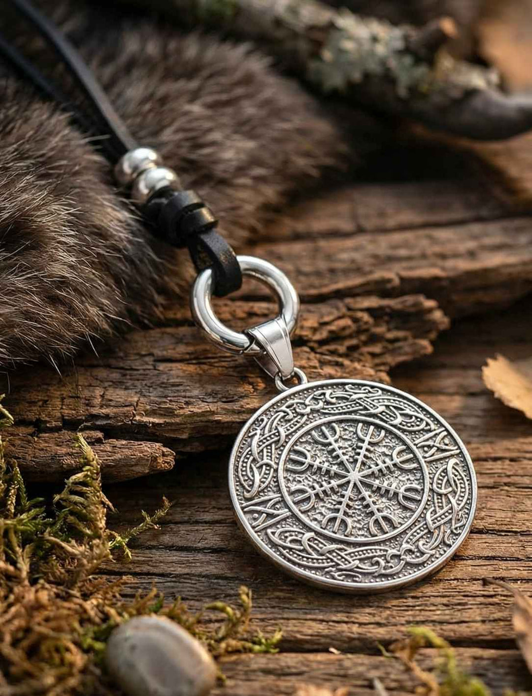 Aegis des Nordens Schutzanhänger mit Lederband des Waldläufers im nordischen Stil