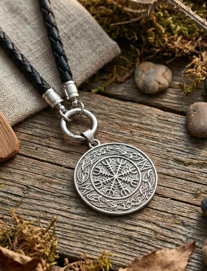 Aegis des Nordens Helm of Awe Anhänger mit gedrehter Lederkette und Öffnungsclip