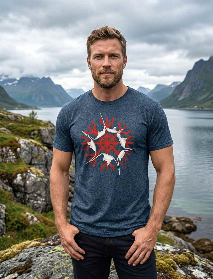 Mann im dunkelblau meliertem aegishjalmur Awakening Shirt mit rotem Helm der Ehrfurcht Motiv