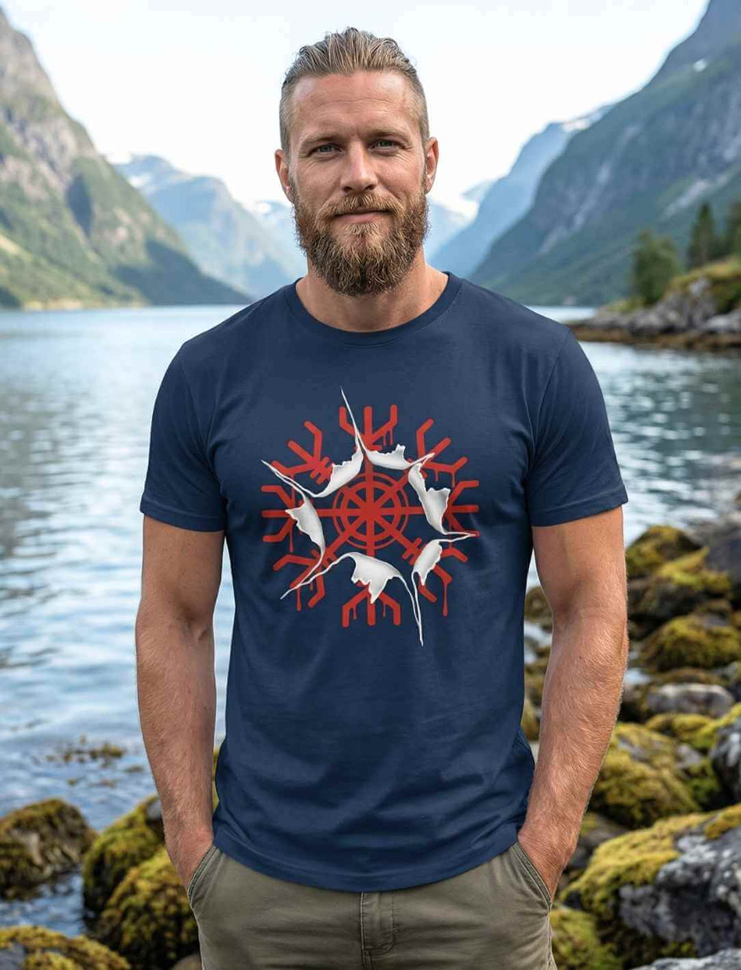 Männliches Model trägt navyblaues aegishjalmur Awakening Shirt mit nordischem Schutzsymbol