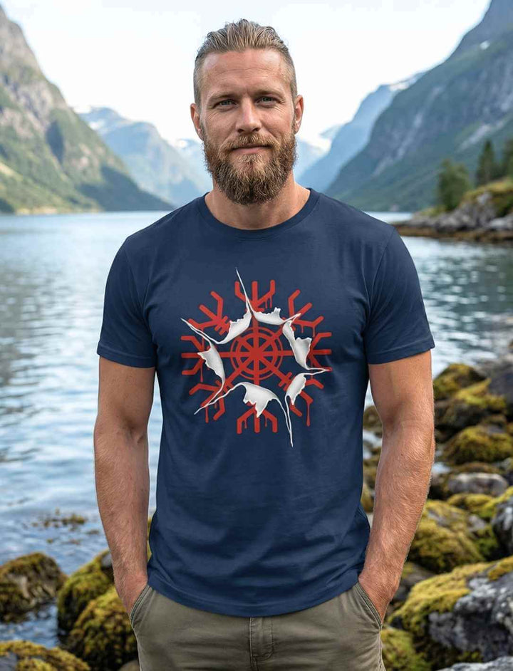 Männliches Model trägt navyblaues aegishjalmur Awakening Shirt mit nordischem Schutzsymbol
