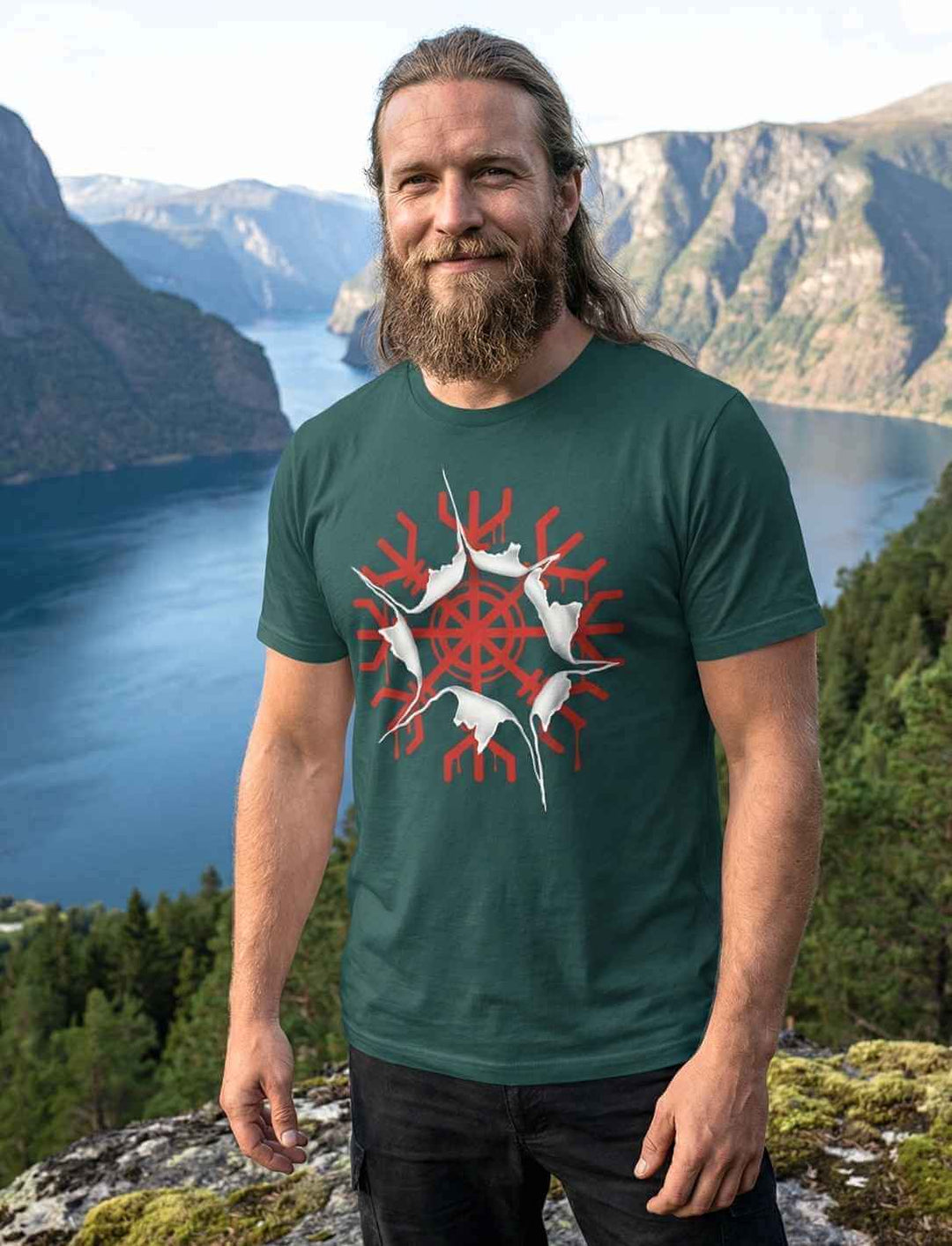 Männliches Model trägt grünes aegishjalmur Awakening Shirt mit rotem nordischem Schutzsymbol