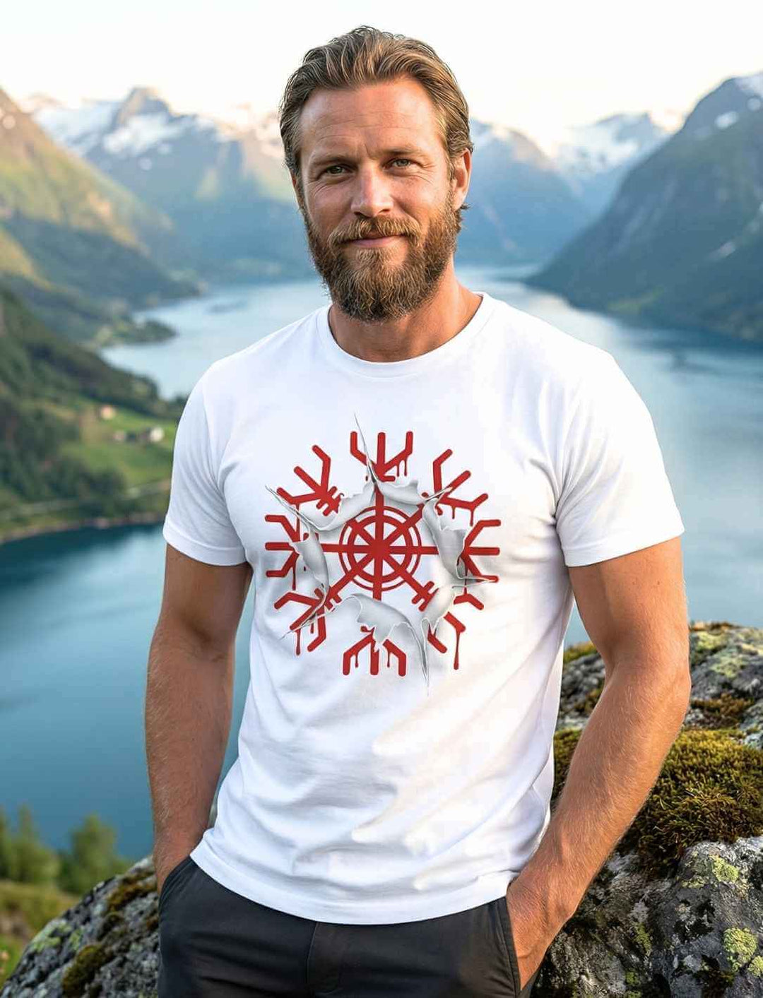 Mann im weißen aegishjalmur Awakening Shirt mit rotem Helm der Ehrfurcht vor Fjordlandschaft