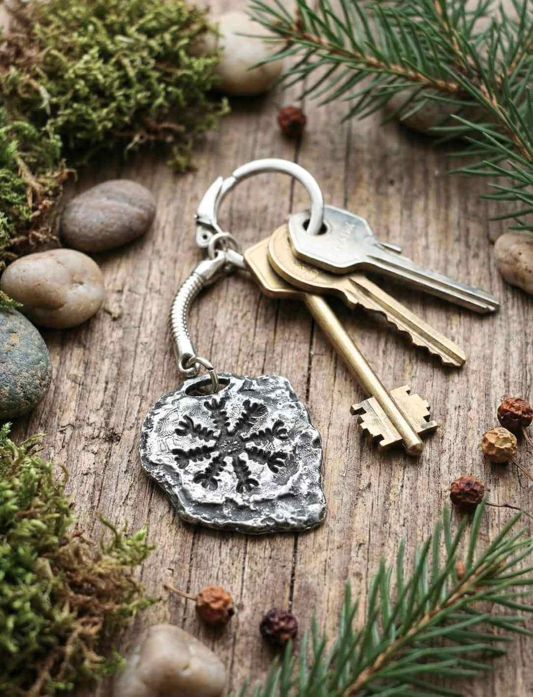 Isländischer Aegishjálmur Schlüsselanhänger am Schlüsselbund, arrangiert mit Naturmaterialien