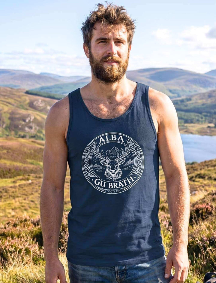 Alba Gu Brath Tank Top in der Frabe french nafy, getragen von Mann in den schottischen Highlands – keltisches Hirsch-Emblem