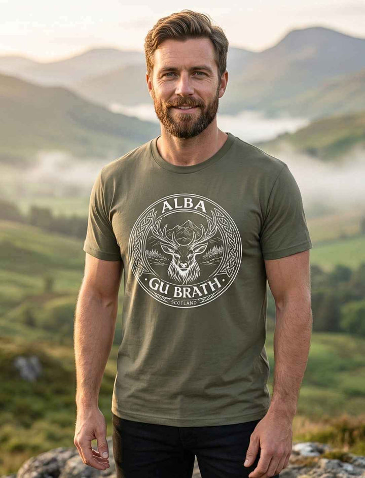 Alba gu bràth Unisex T-Shirt Khaki mit keltischem Hirsch Design getragen in Naturumgebung