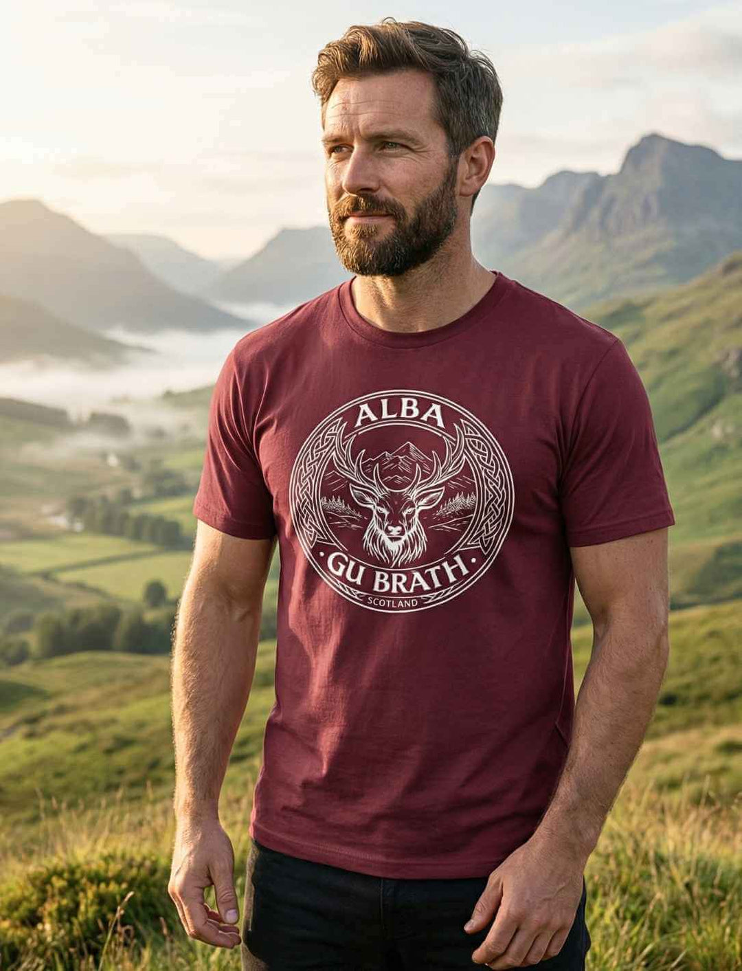 Alba gu bràth Unisex T-Shirt Burgund getragen von Mann mit Hirsch Wappen Motiv in Naturkulisse