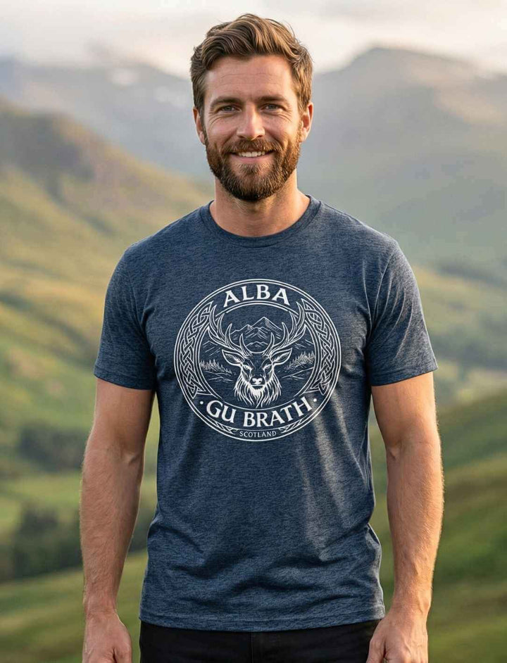 Mann im Alba gu bràth Unisex T-Shirt Dark Heather Blue mit keltischem Hirsch Motiv in Bergkulisse
