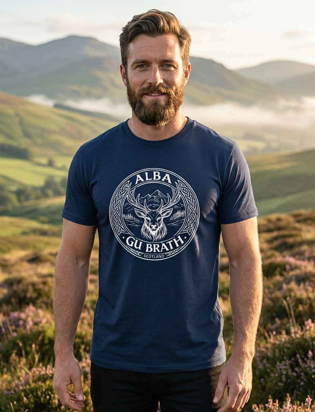 Mann im Alba gu bràth Unisex T-Shirt French Navy mit keltischem Hirsch Symbol in Berglandschaft