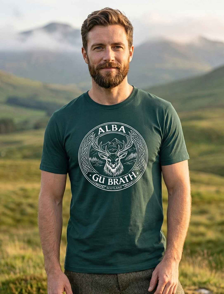 Alba gu bràth Unisex T-Shirt Glazed Green mit Hirsch Wappen getragen in Highlands Landschaft
