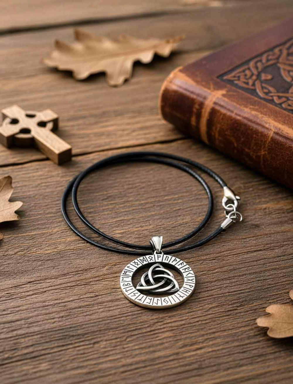 Edelstahl-Amulett mit Triquetra und Runenkreis auf Lederband – keltisch-nordisches Symbol für Harmonie und Balance