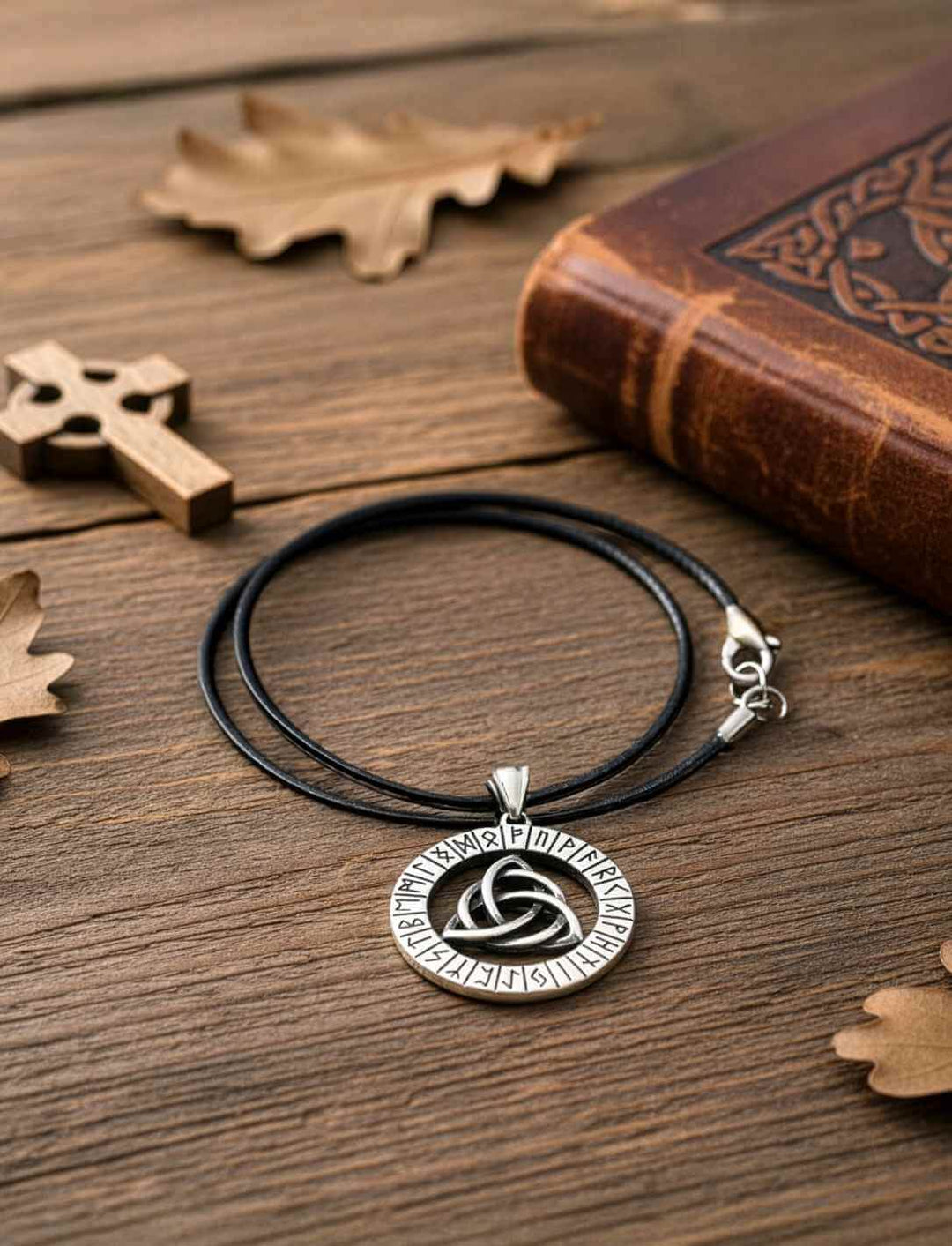 Edelstahl-Amulett mit Triquetra und Runenkreis auf Lederband – keltisch-nordisches Symbol für Harmonie und Balance