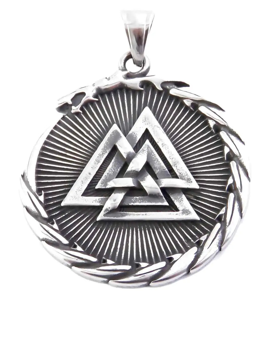 Amulett der nordischen Pfade – Edelstahlanhänger mit Valknut-Symbol, kunstvoll gestaltet mit fein eingearbeiteten Linien und Details auf weißem Hintergrund.