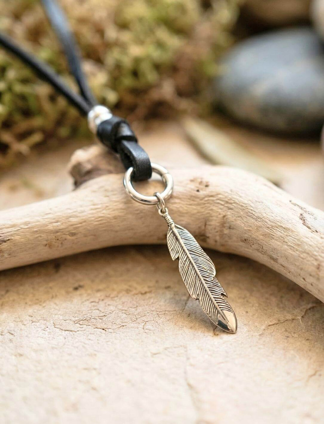 Silberner Feder Anhänger Anam Cara an Band des Waldläufers Lederkette mit Edelstahl Öffnungsclip