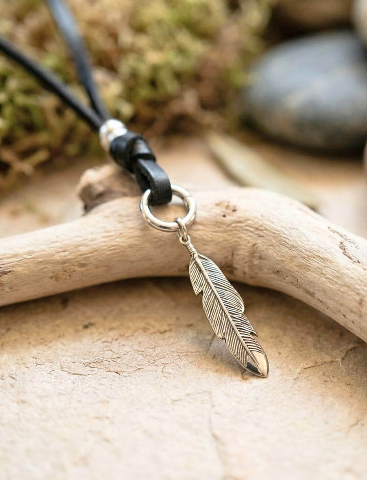 Silberner Feder Anhänger Anam Cara an Band des Waldläufers Lederkette mit Edelstahl Öffnungsclip