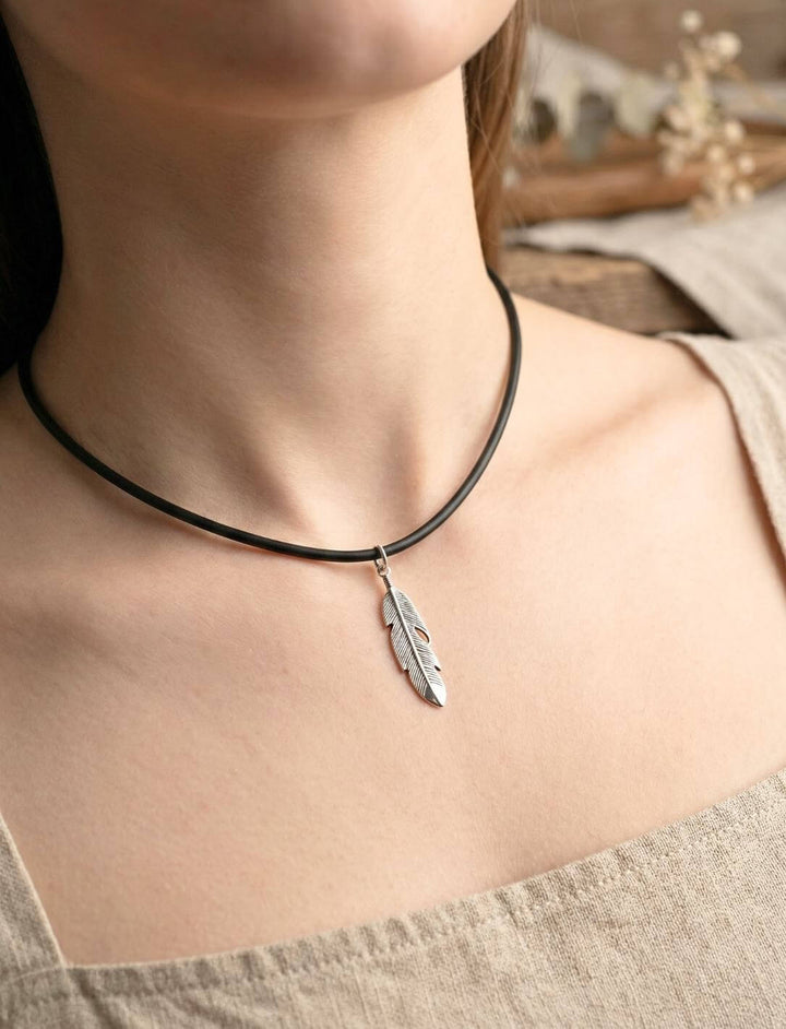 Frau trägt Anam Cara keltischen Feder Silberanhänger an schlichtem Lederband