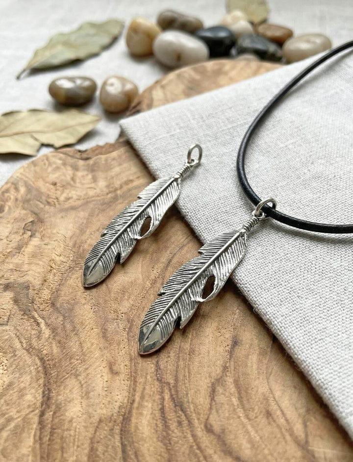 Anam Cara Silberfeder Anhänger 925 Sterling Silber auf Holz mit Lederband zum Knoten