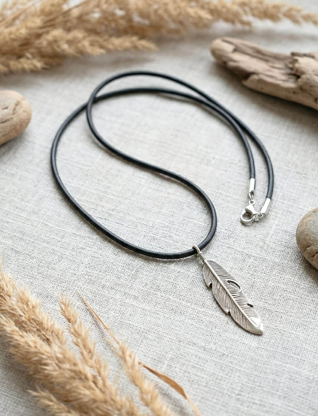 Keltischer Feder Anhänger 925 Silber mit Lederkette und Silberverschluss auf Leinen