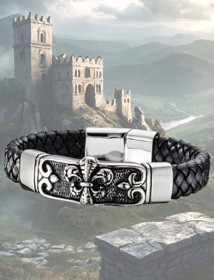 Armband der Noblesse – Lederarmband mit Edelstahlschließe und Fleur-de-Lis-Motiv vor mittelalterlicher Burg