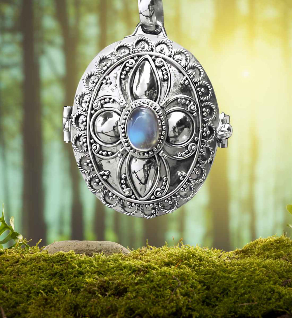 Das 'Aura des Arcanums' Amulett in natürlicher Umgebung, symbolisiert die Verbindung zur Natur.
