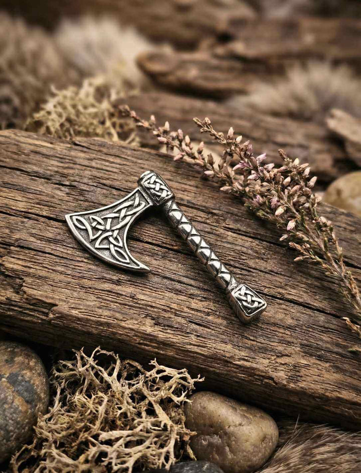 Schlichter nordischer Axt Anhänger aus Edelstahl, Detailansicht auf Holz und Moos