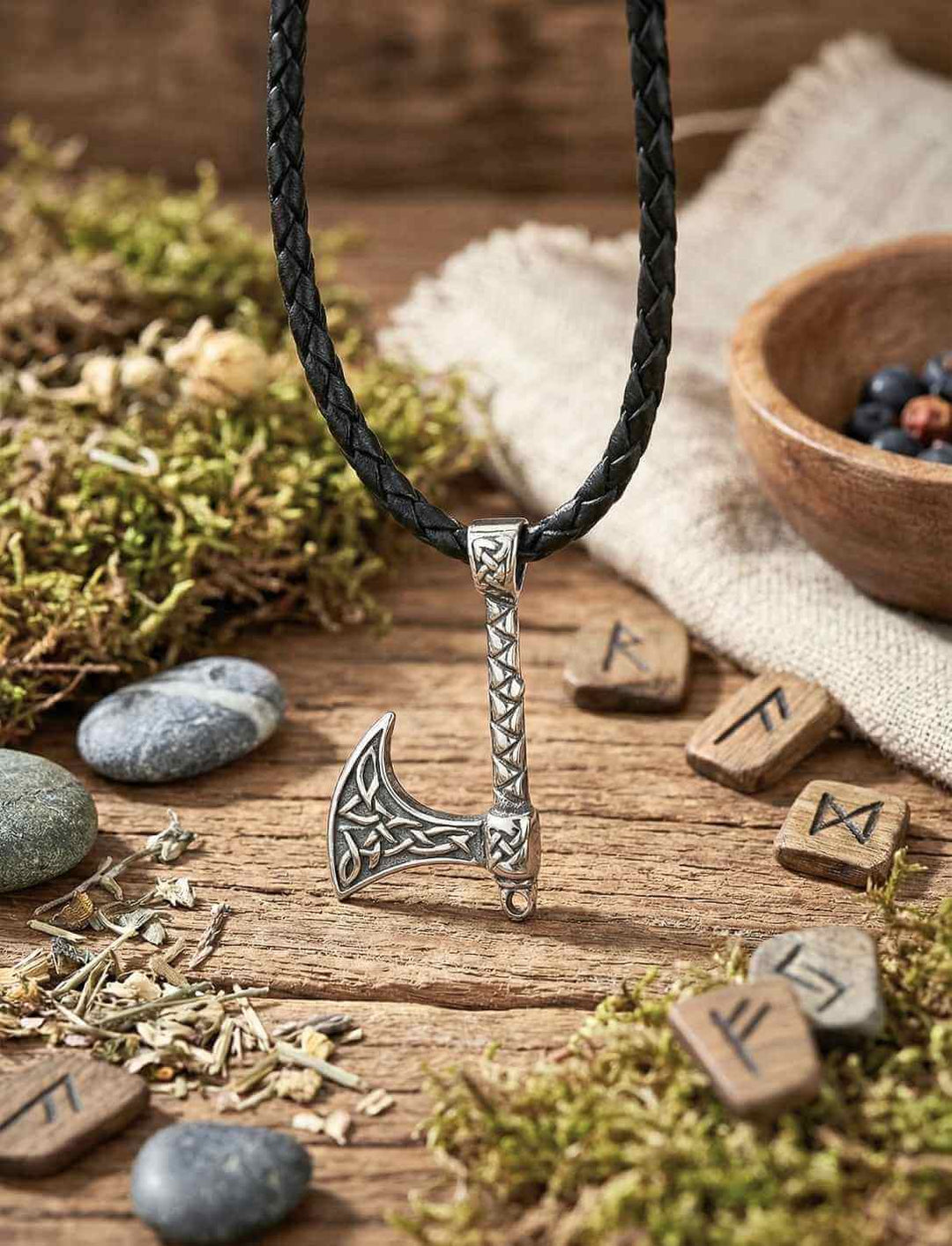 Axt aus Alfheim Anhänger an schwarzem, geflochtenem Band, arrangiert mit Runensteinen und Naturmaterialien
