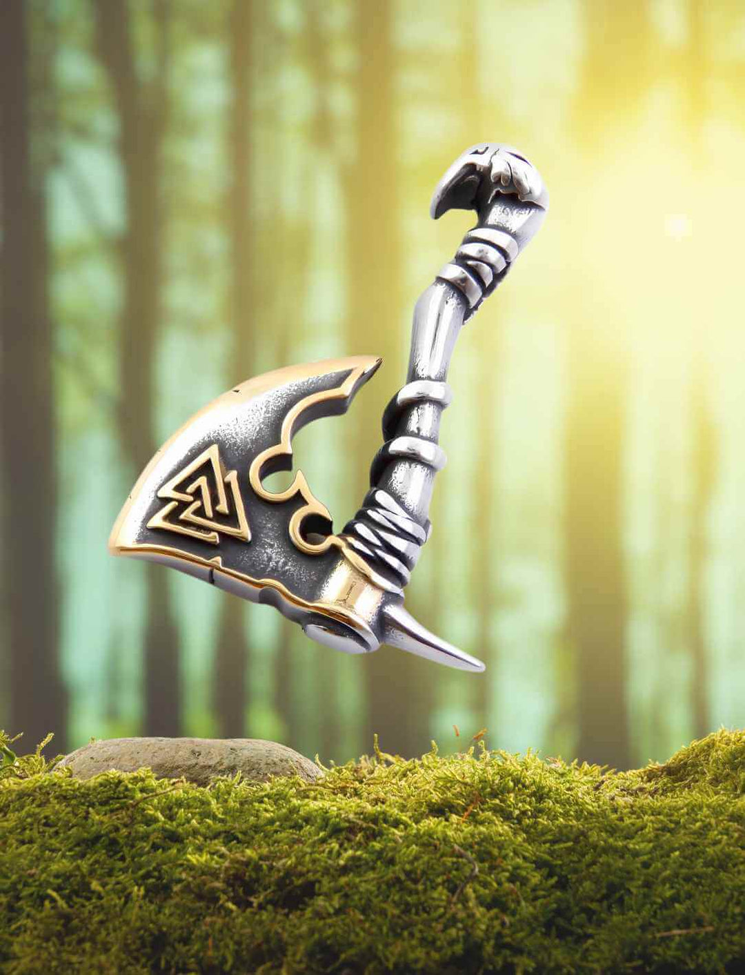 Nordische Axt mit goldfarbener Gravur und Valknut, mystisch in Waldszenerie präsentiert – Symbol der Einherjer und Odins Macht