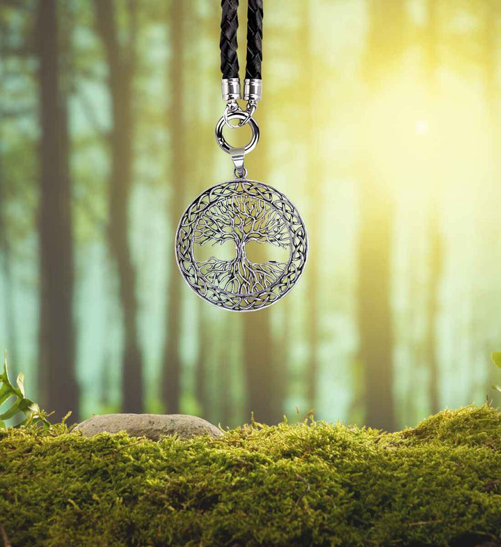 Baum der neun Welten Anhänger an einer gedrehten Lederkette mit Öffnungsclip, vereint elegantes Design mit der tiefen Symbolik von Yggdrasil.