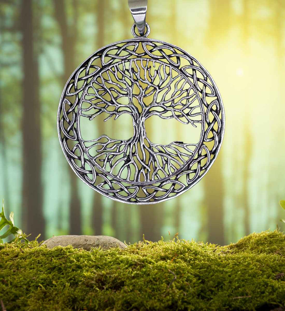 Baum der neun Welten Anhänger aus 925 Sterling Silber, präsentiert auf einem Wald- und Mooshintergrund, betont die tiefen Wurzeln und die mystische Verbindung mit der nordischen Mythologie.