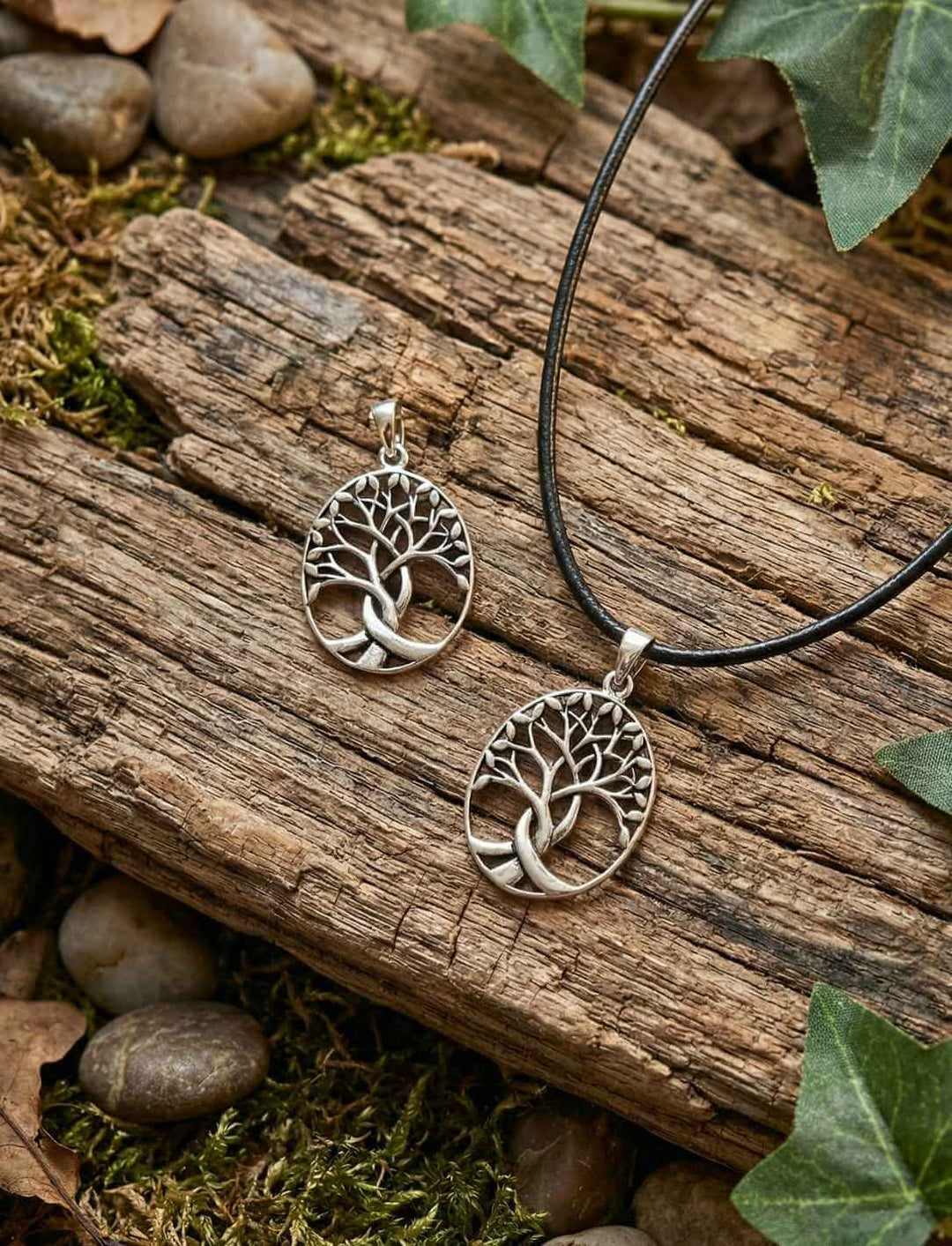 Baum der Stillen Wurzeln keltischer Silberanhänger ohne Kette und mit dünner schwarzer Lederkette