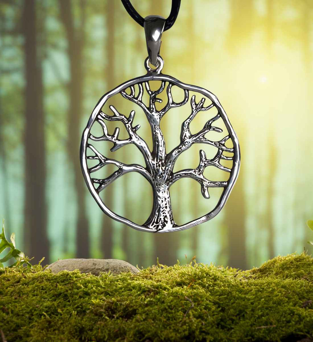 Keltischer Lebensbaum Anhänger in seinem natürlichen Element - umgeben von Moos und Wald, der Essenz der Natur.